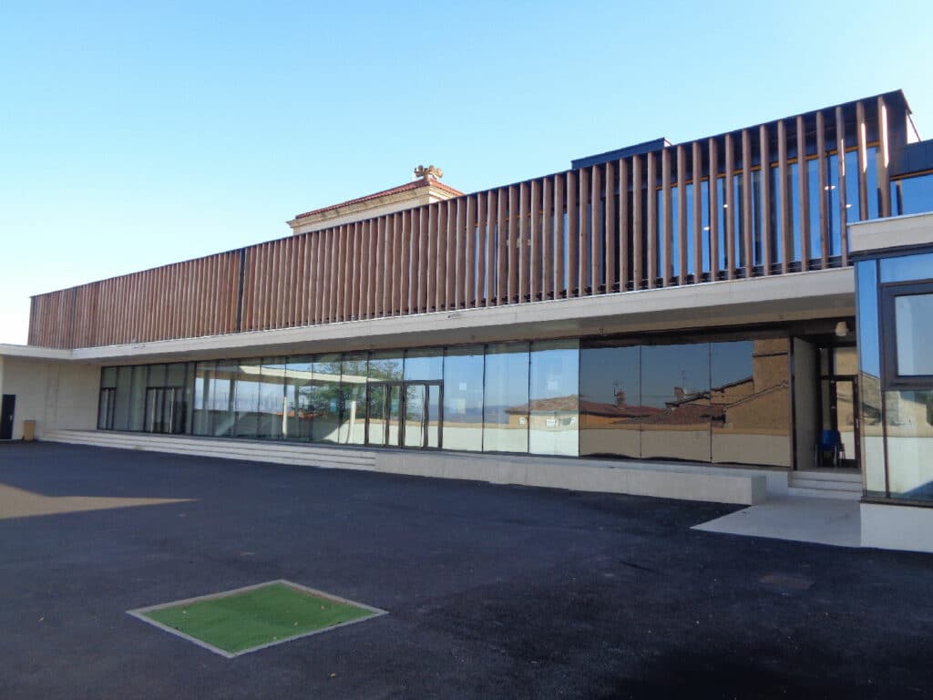 Bâtiment de l'école en béton blanc, vitres et bois