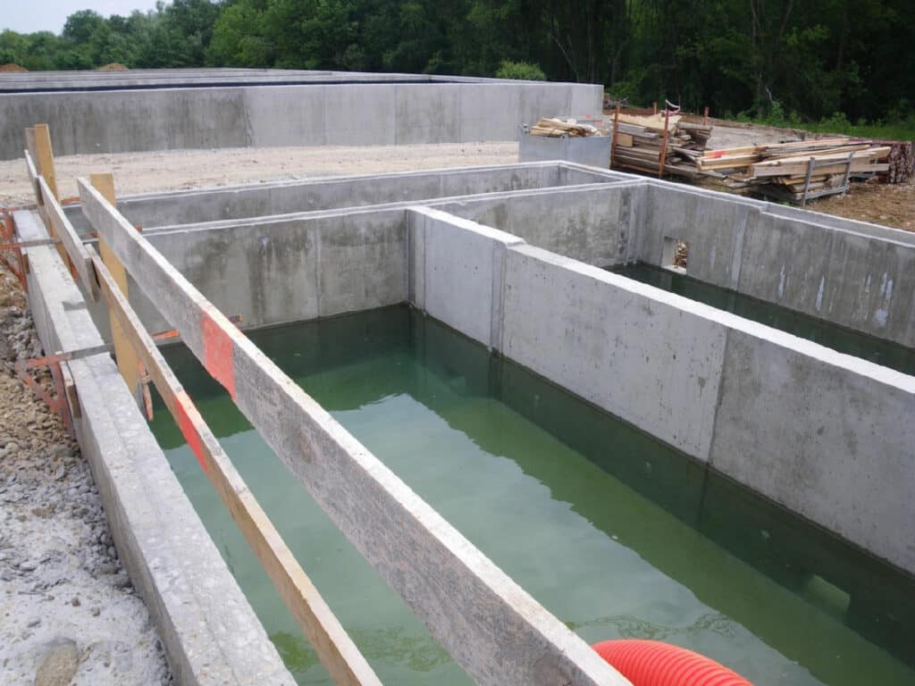 Cuves de la station d'épuration en cours de construction