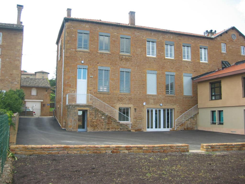 Ecole de Cogny avec Ouvertures dans murs en pierres dorées