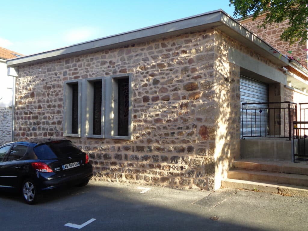 Extension en murs pierres et murs béton armé école primaire de St-Etienne-la-Varenne