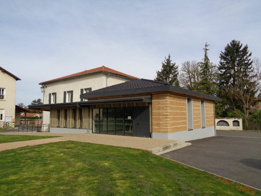 Extension de mairie avec murs ne pisé Rhône Ain