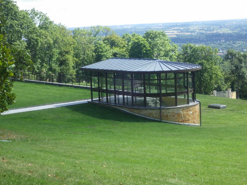 Parking sous terrain privé intégré dans le paysage